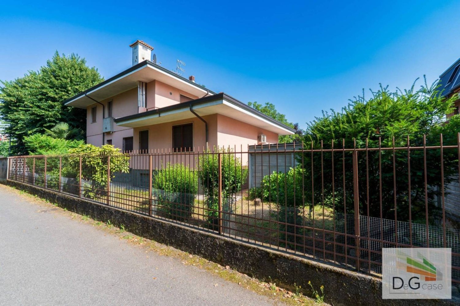 4 bedrooms Villa in Desio, Italy No. 379001