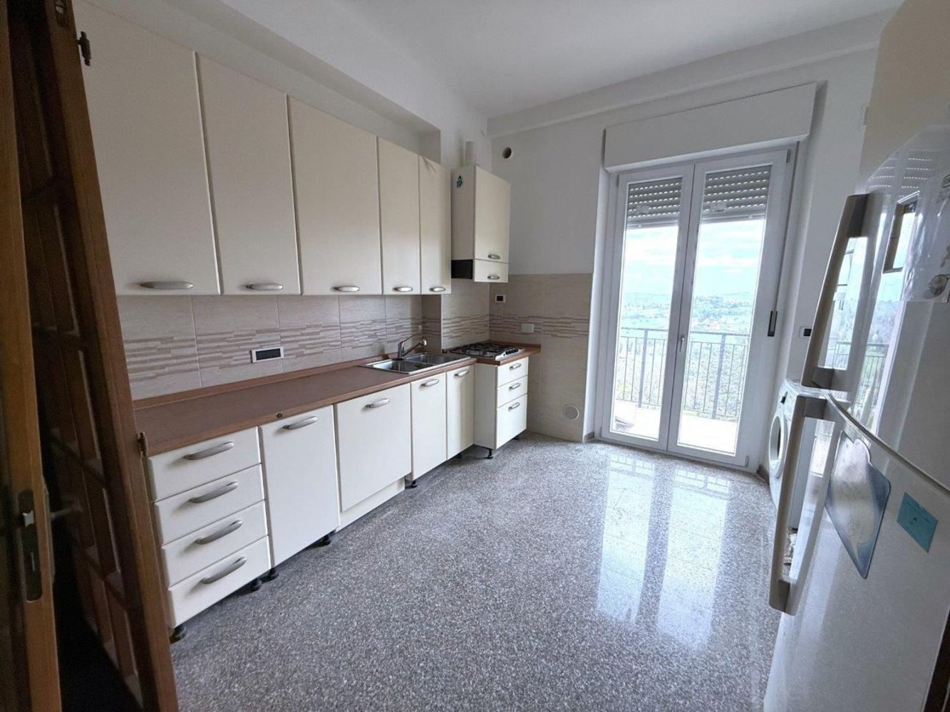 Квартира с 5 комнатами в Мачерата, Италия № 218184