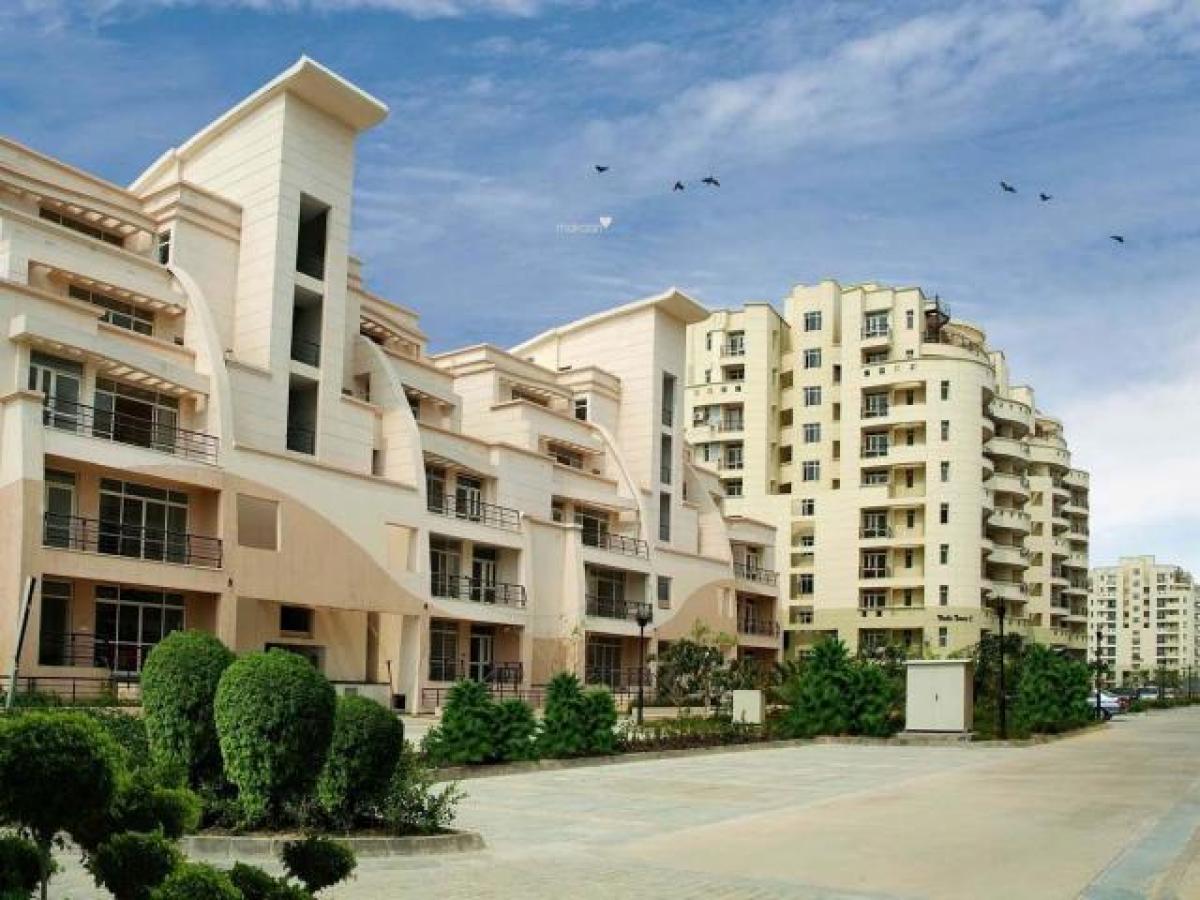 Дом с 3 спальнями в Нойда, Индия № 21054