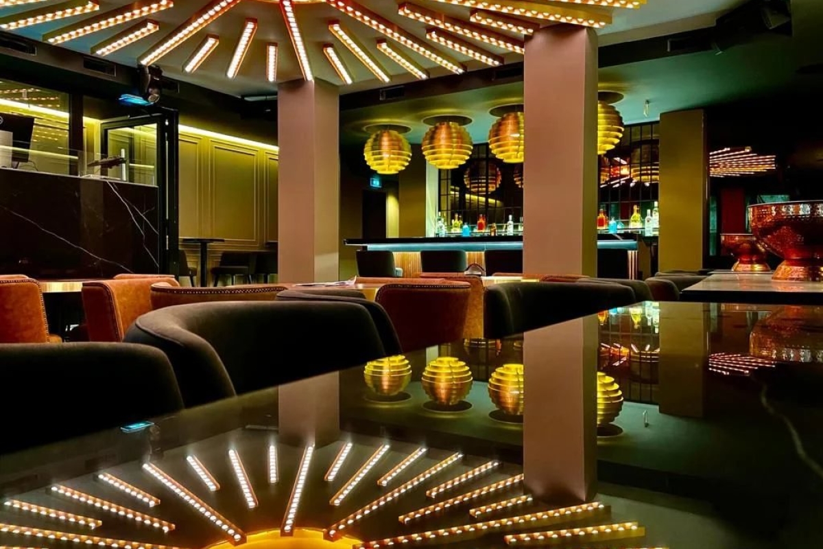 6 rooms Commercial property in Paris, France No. 163876