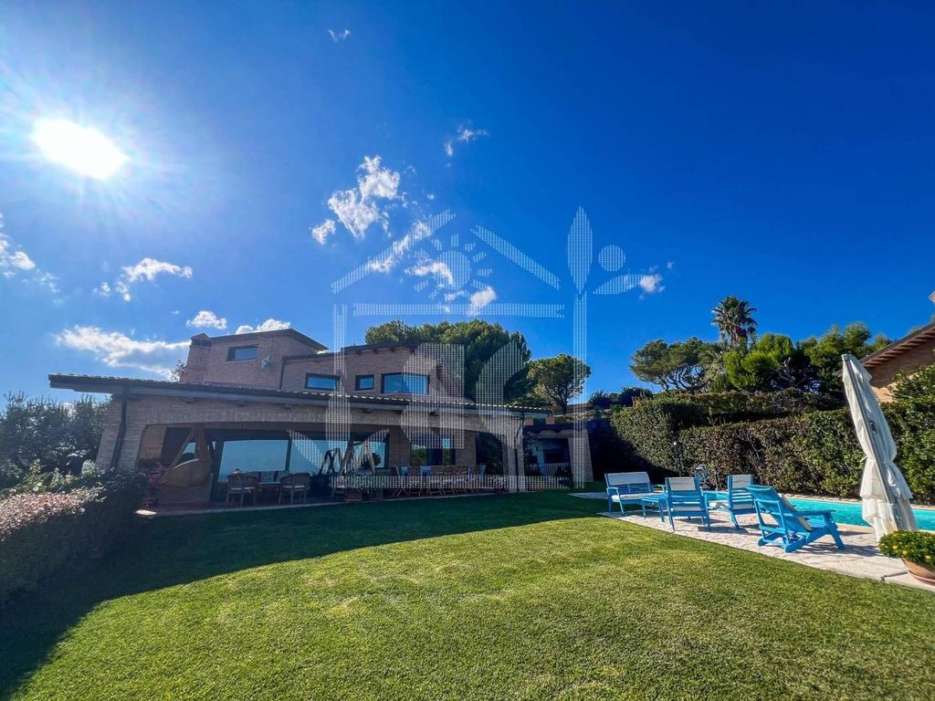 Вилла с 4 спальнями в Монтесильвано, Италия № 72857