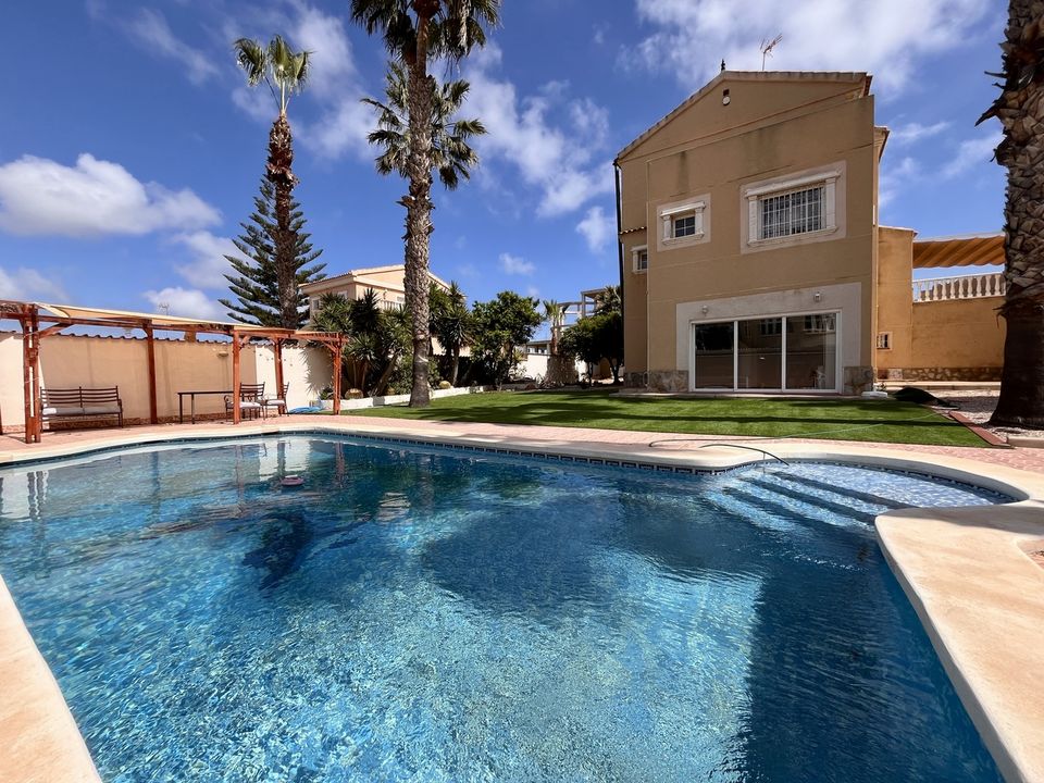 Villa de 5 dormitorios en La Zenia, Spain No. 176599