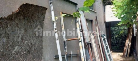 Коммерческая недвижимость с 5 комнатами в Фьюджи, Италия № 323993 3