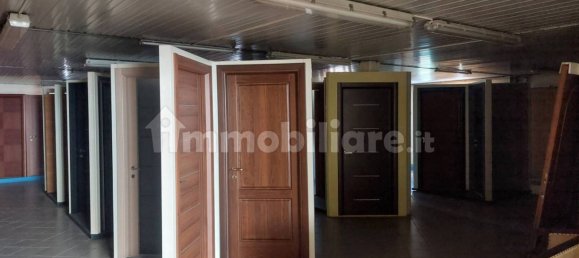 Коммерческая недвижимость с 5 комнатами в Фьюджи, Италия № 323993 10