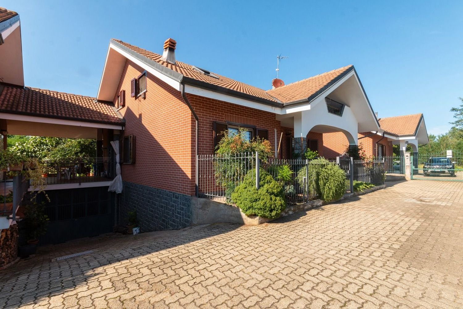 Вилла с 8 комнатами в Бруино, Италия № 172320