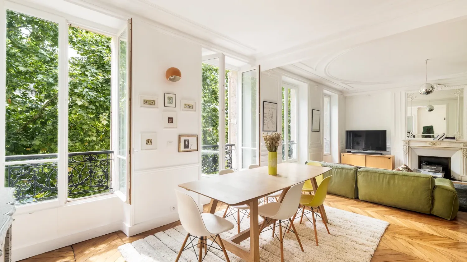 3 bedrooms Apartment in Paris, France No. 352941