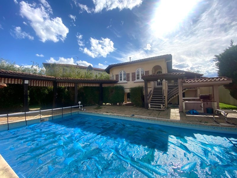 Casa de 4 dormitorios en Aire-sur-l'Adour, France No. 107141