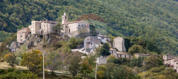 9 rooms House in Sant'Eufemia a Maiella, Italy No. 63615 3