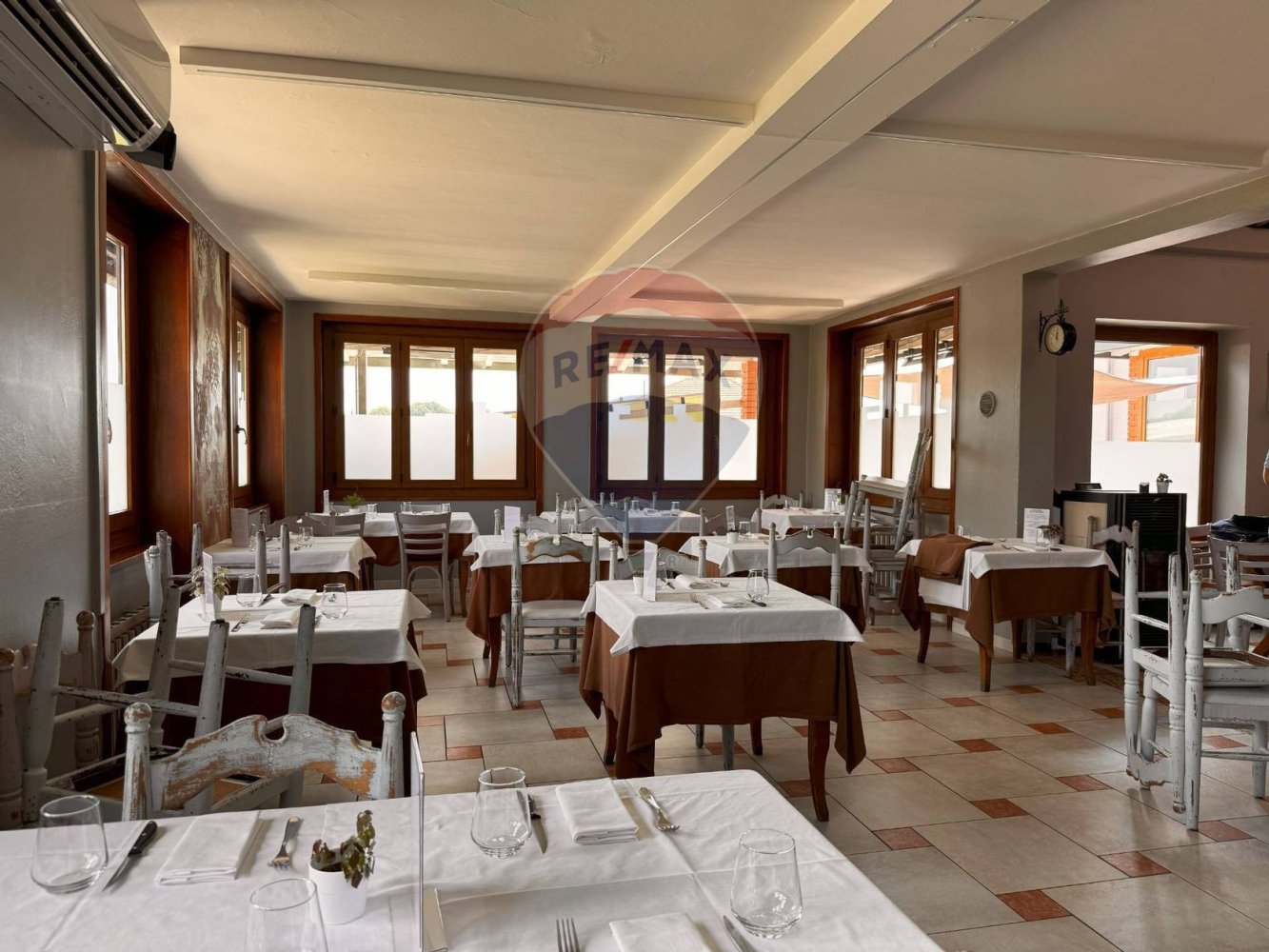  عقار تجاري في Invorio, Italy 144متر مربع رقم 371330