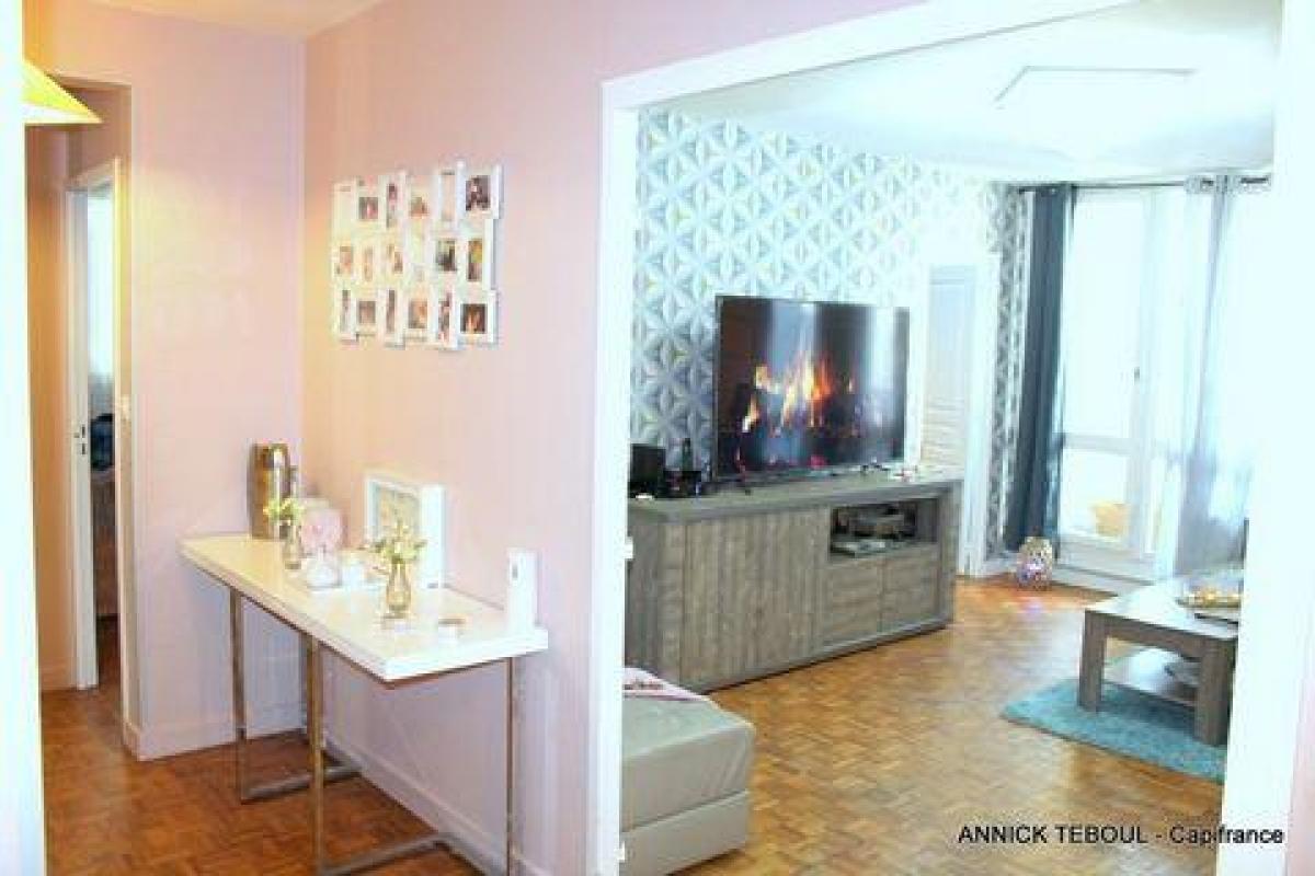 3 bedrooms Condo in Villeurbanne, France No. 28398