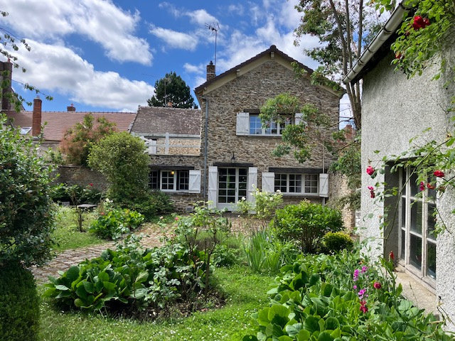 Casa de 3 dormitorios en La Celle-les-Bordes, France No. 168524