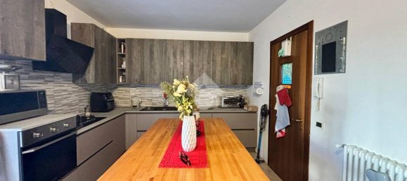 3 bedrooms House in Conegliano, Italy No. 70757 3