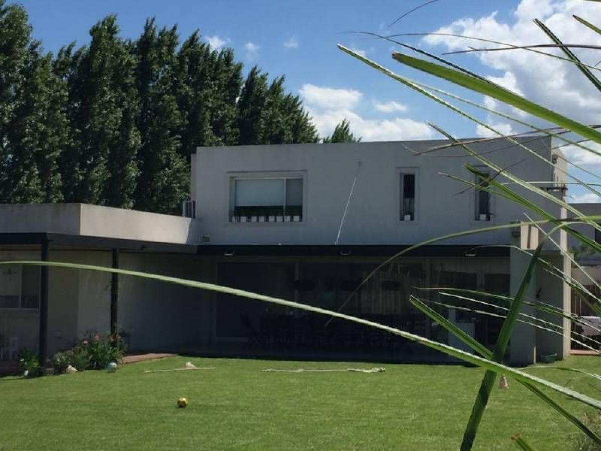 Casa de 3 dormitorios en Pilar, Argentina No. 101081