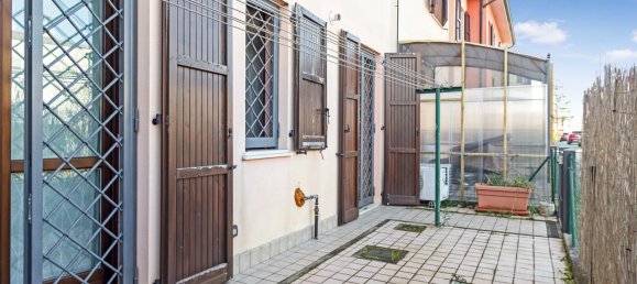 3-salle Appartement à Massa Lombarda, Italy No. 238052 28