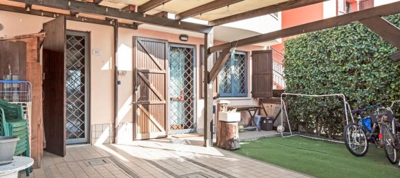 3-salle Appartement à Massa Lombarda, Italy No. 238052 21