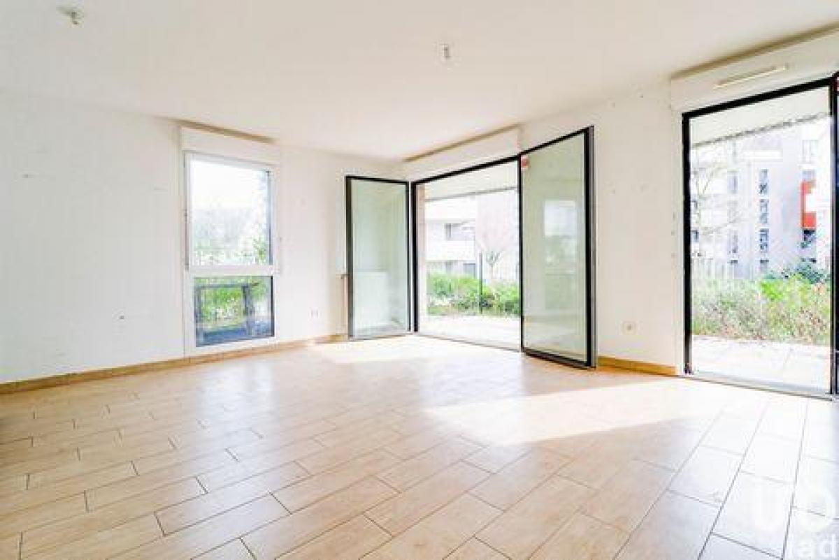 2 bedrooms Condo in Massy, France No. 30199