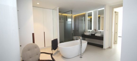 4 bedrooms Villa in San Miguel de Salinas, Spain No. 9077 11