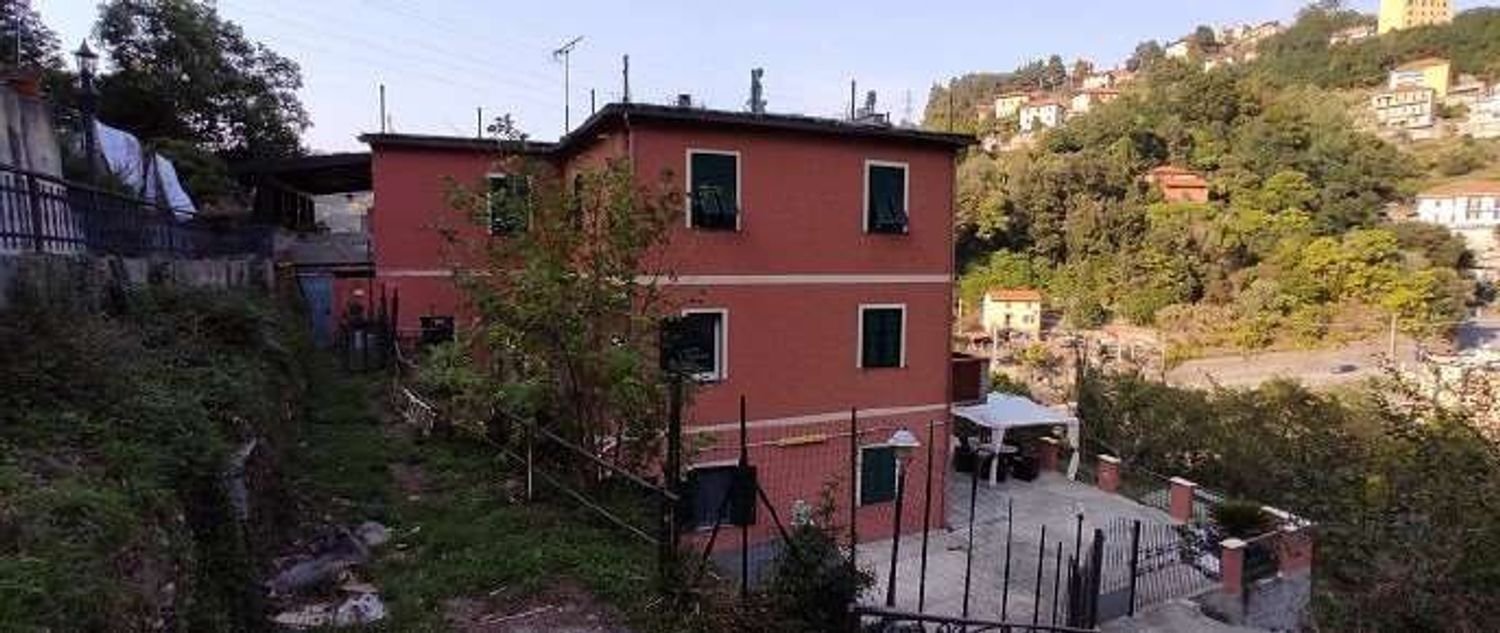 Apartamento de 3 dormitorios en Genoa, Italy No. 392378
