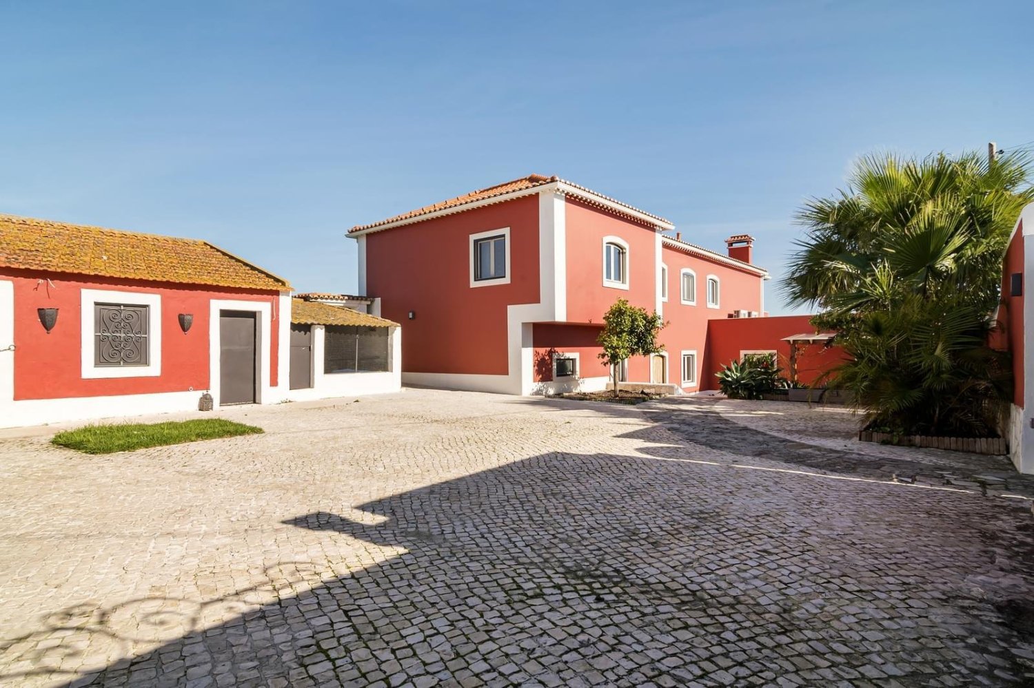 5 bedrooms Villa in Almada, Portugal No. 115982