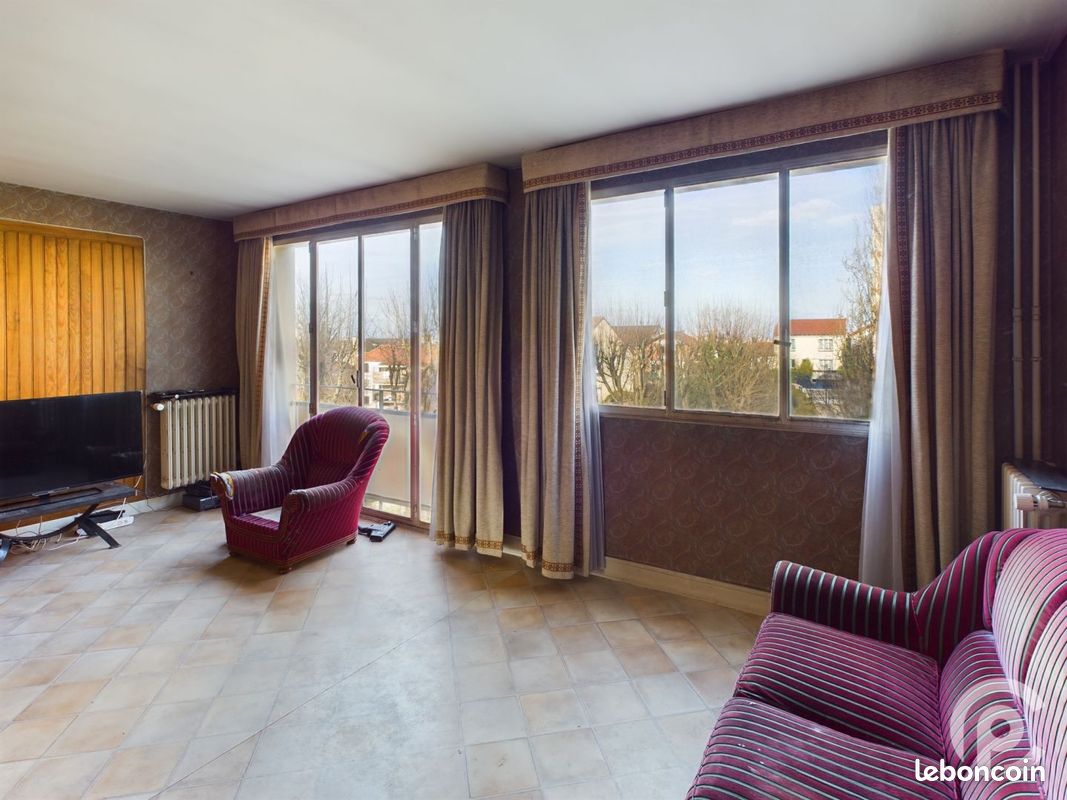 2 bedrooms Apartment in Clamart, France No. 180282