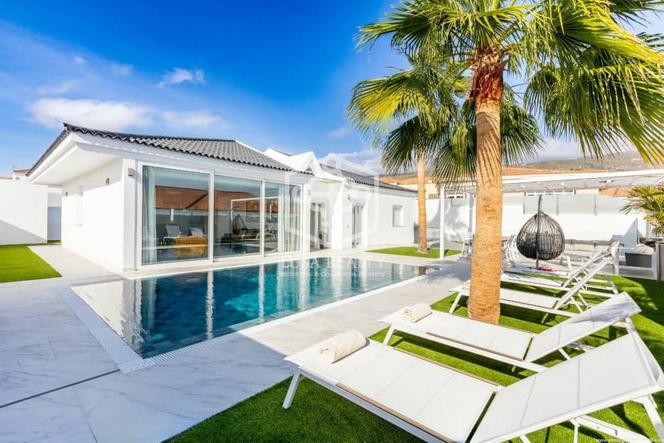 4 bedrooms Villa in Adeje, Spain No. 16416