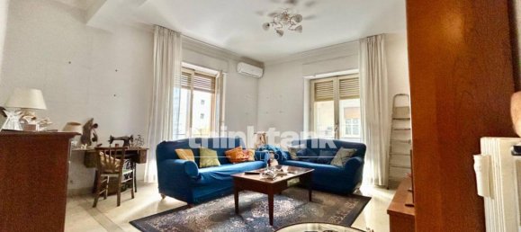 4-salle Appartement à Catania, Italy No. 14603 2