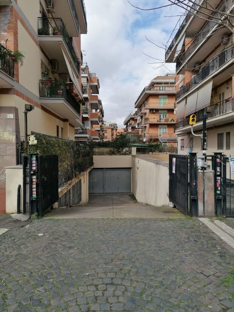  Garage in Rome, Italy No. 216417