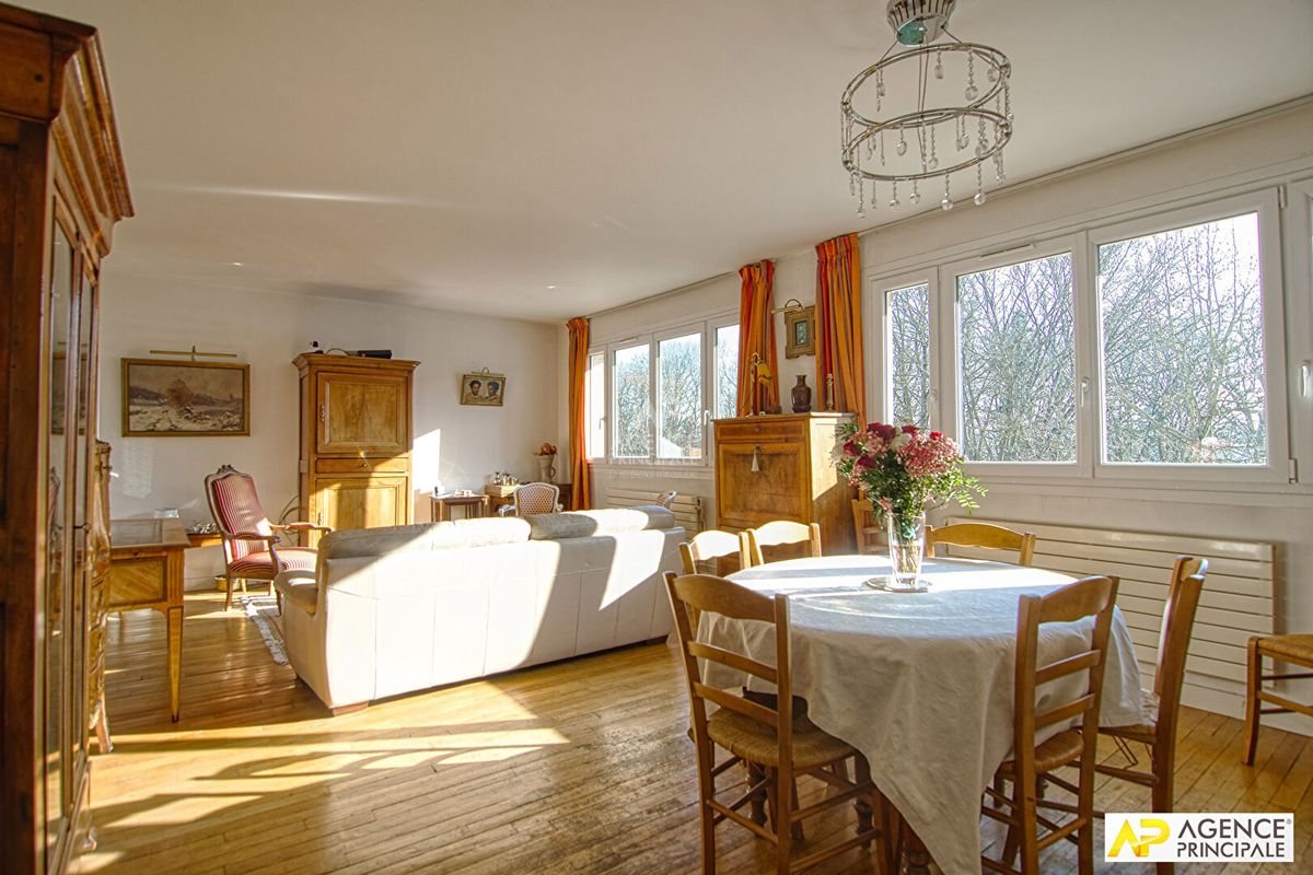 4 bedrooms Apartment in Versailles, France No. 291771