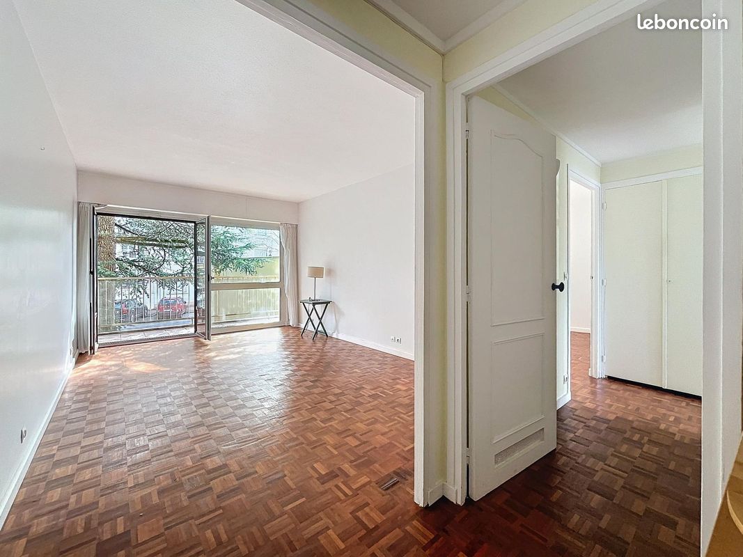 2 bedrooms Apartment in Le Vesinet, France No. 285747