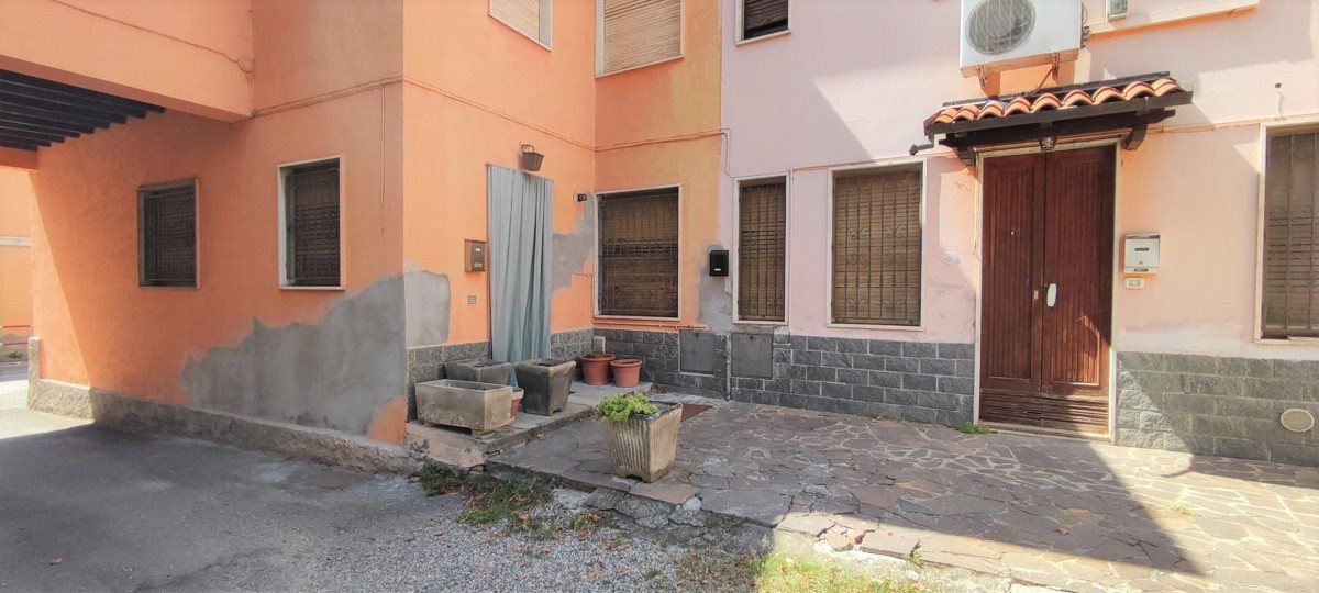 4 rooms House in Landriano, Italy No. 142765