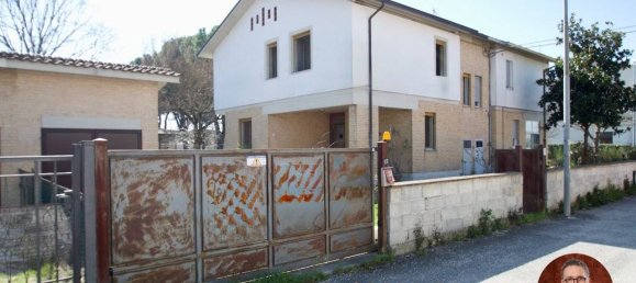 3 bedrooms Villa in Foligno, Italy No. 189842 4