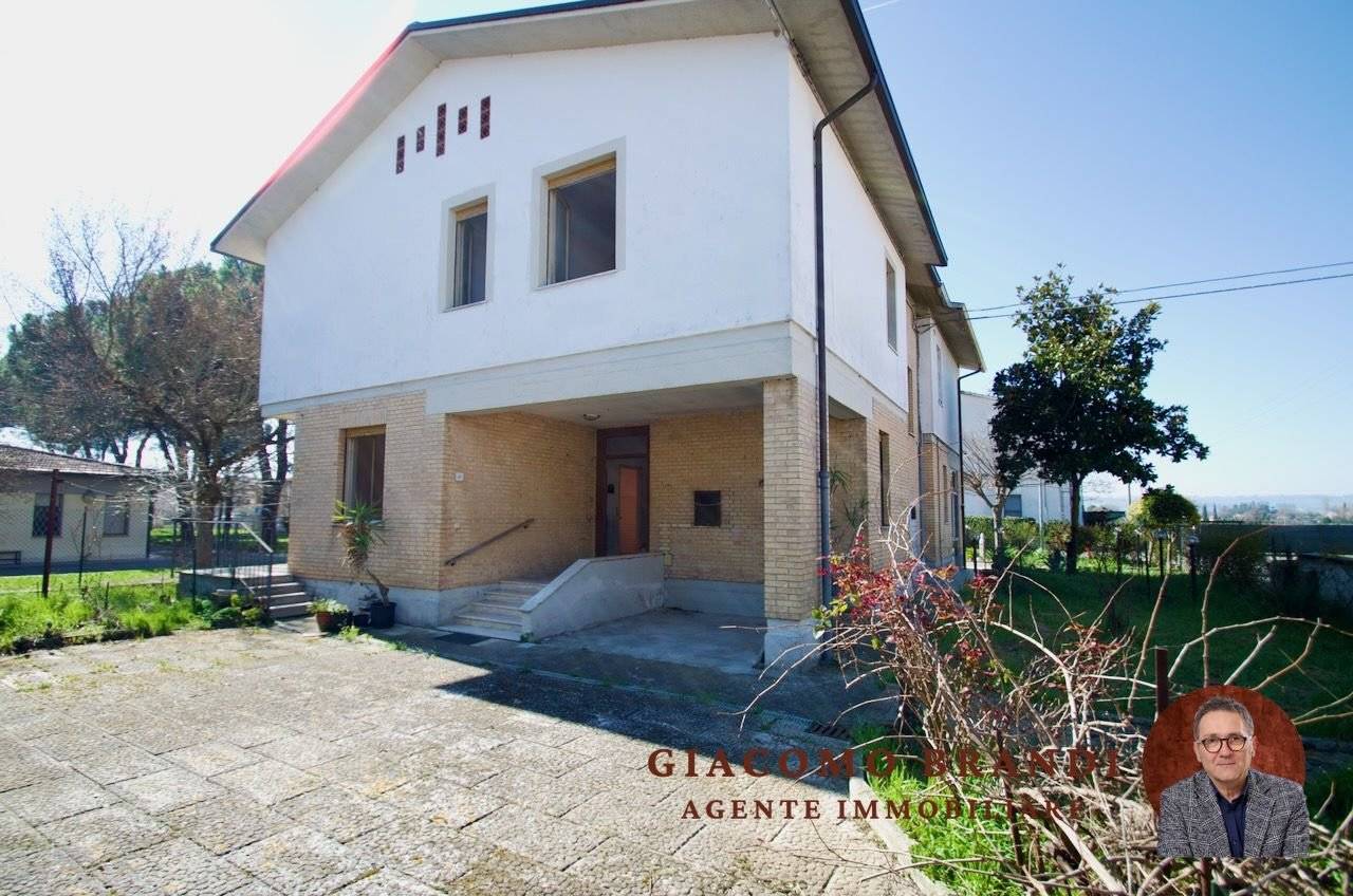 3 bedrooms Villa in Foligno, Italy No. 189842