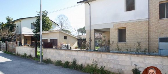 3 bedrooms Villa in Foligno, Italy No. 189842 2