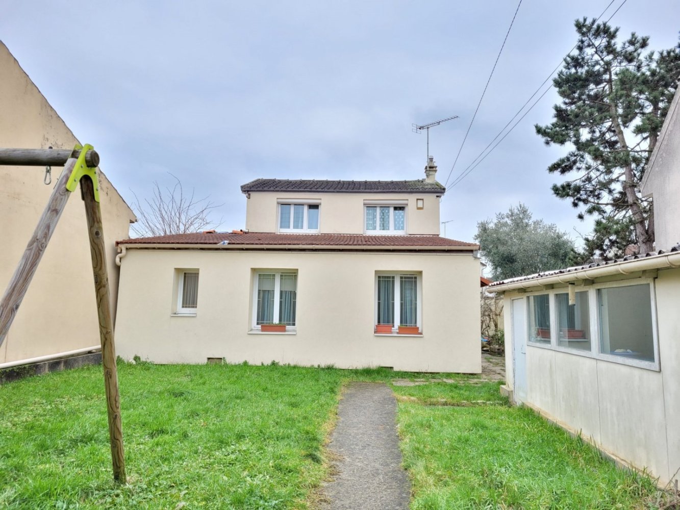 Villa de 3 dormitorios en Goussainville, France No. 134905