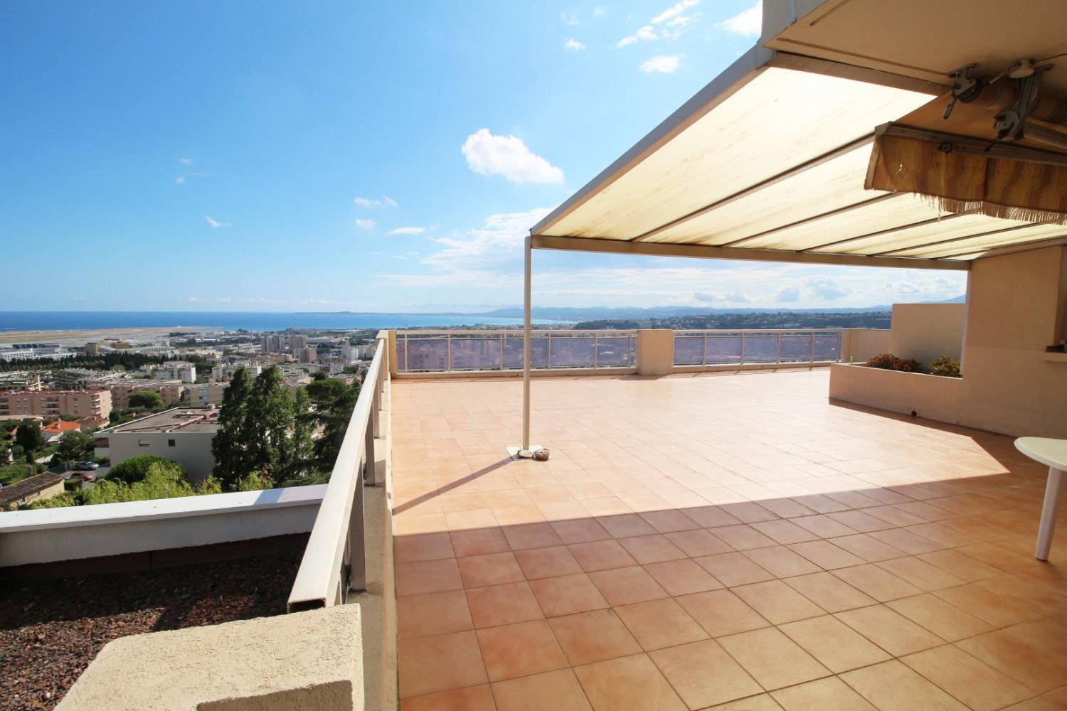 Apartamento de 3 dormitorios en Nice, France No. 298340