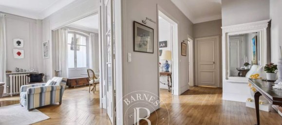 4 bedrooms Apartment in Paris, France No. 140121 4