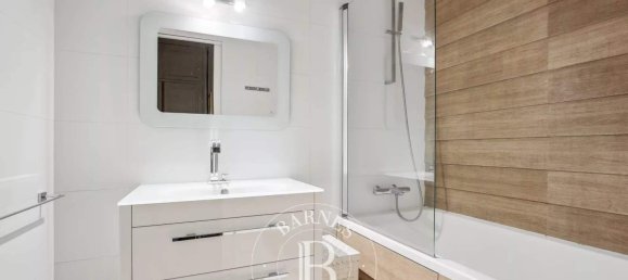 4 bedrooms Apartment in Paris, France No. 140121 11