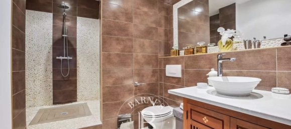 4 bedrooms Apartment in Paris, France No. 140121 10