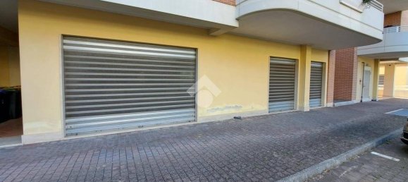 Коммерческая недвижимость с 1 комнатой в Фрозиноне, Италия № 78872 7