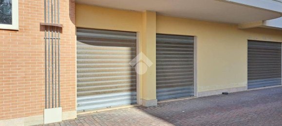 Коммерческая недвижимость с 1 комнатой в Фрозиноне, Италия № 78872 5