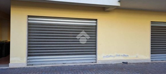 Коммерческая недвижимость с 1 комнатой в Фрозиноне, Италия № 78872 8