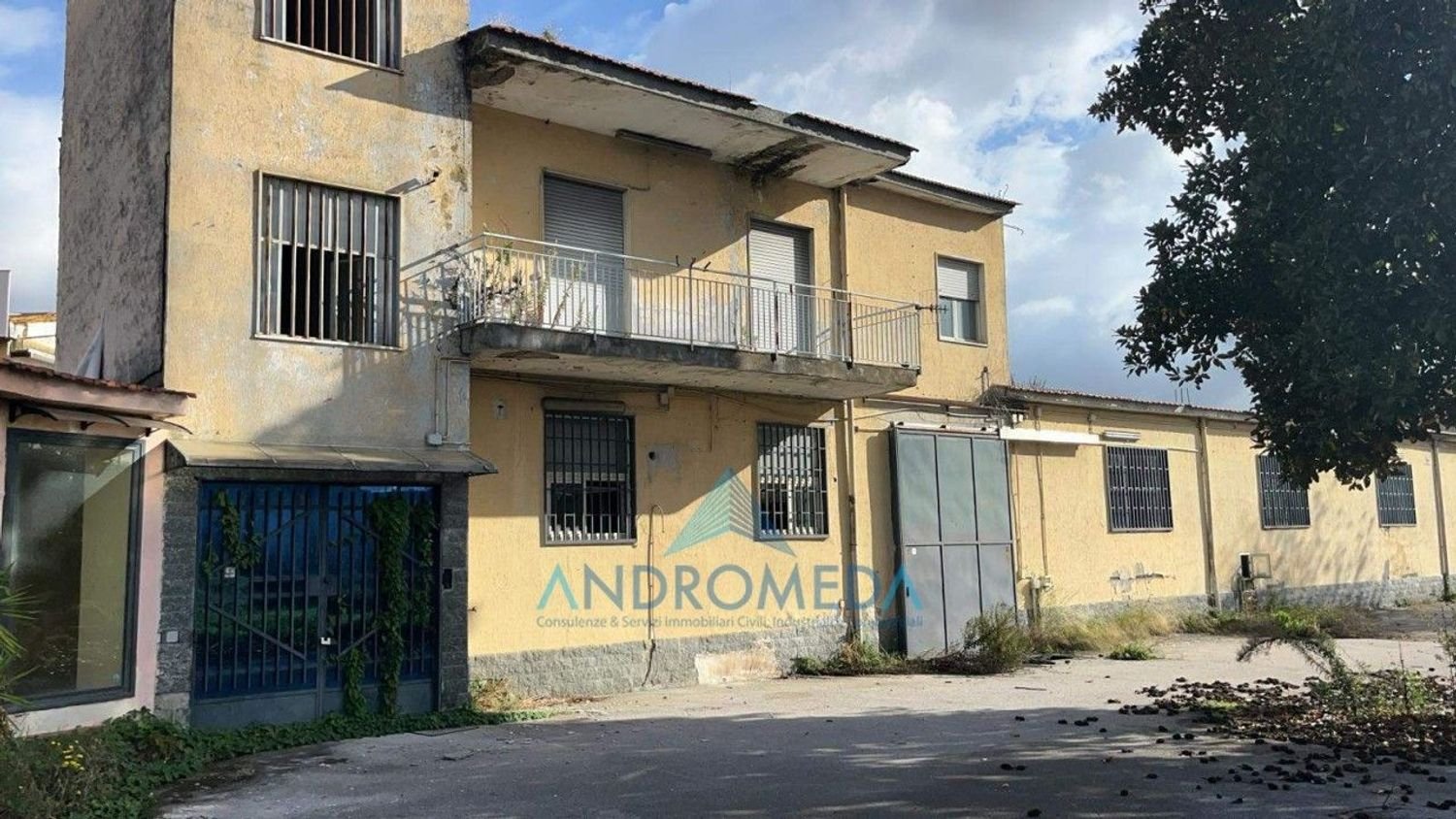 800m² Warehouse in Arzano, Italy No. 173436