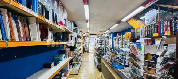 3 rooms Commercial property in Naples, Italy No. 285772 2