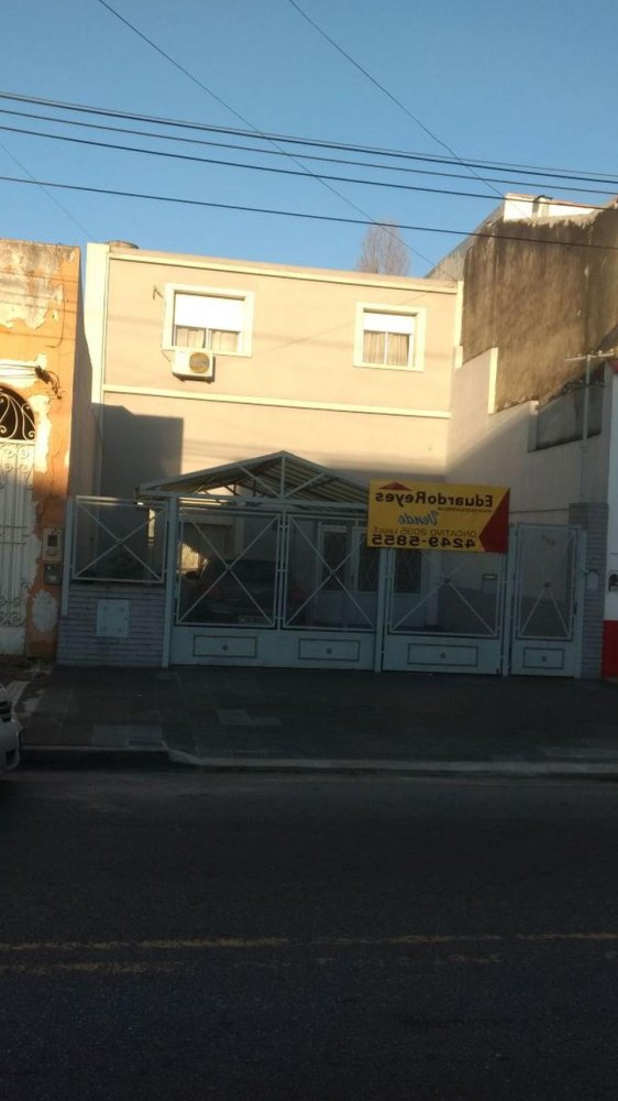 Дом с 5 спальнями в Ланус, Аргентина № 4124