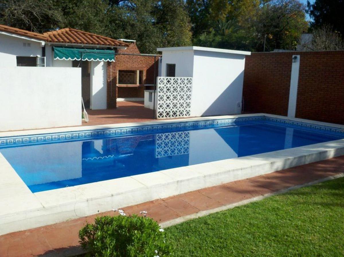 Casa de 4 dormitorios en San Miguel, Argentina No. 59160