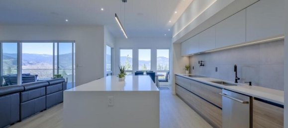 4 bedrooms House in British Columbia, Canada No. 240 3