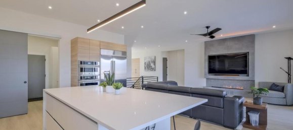 4 bedrooms House in British Columbia, Canada No. 240 8