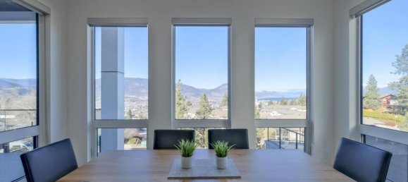 4 bedrooms House in British Columbia, Canada No. 240 9