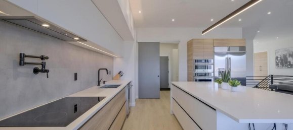 4 bedrooms House in British Columbia, Canada No. 240 7