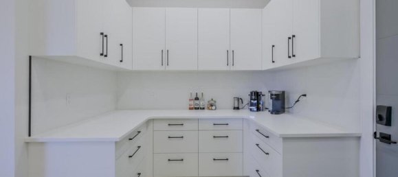 4 bedrooms House in British Columbia, Canada No. 240 2